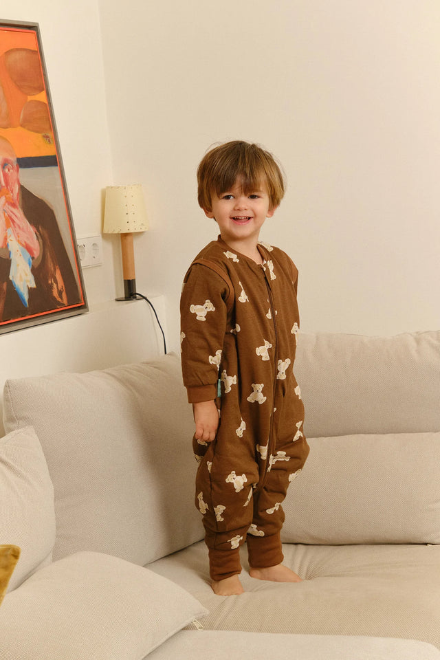 Molis&Co pižama - miegmaišis su rankovėmis, kojytėmis ir atverčiamomis kojinėmis TOG 1 Teddy Mocca