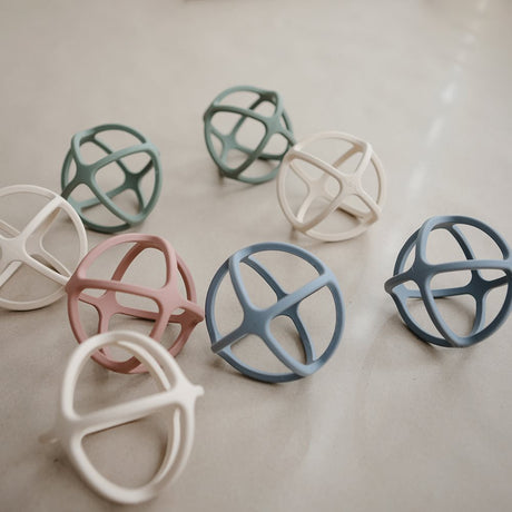 Mushie silikona košļājamā bumbiņa Žāvēts timiāns