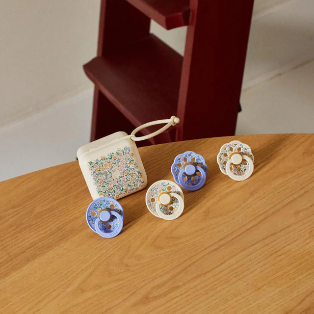 BIBS x Liberty čiulptuko dėklas - užkandžių dėžutė Chloe Meadow Ivory