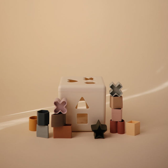 Mushie izglītojošs kubs ar formām Formu šķirošanas kaste