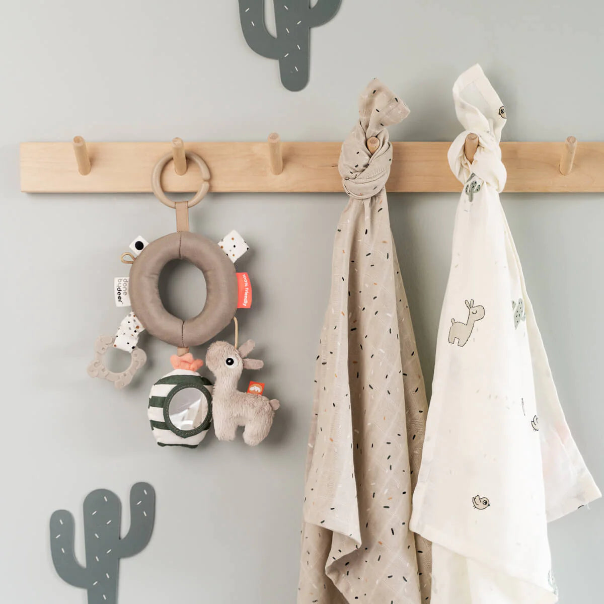 Done by Deer pakabinamas žaislas - veiklos ratas Lalee Sand