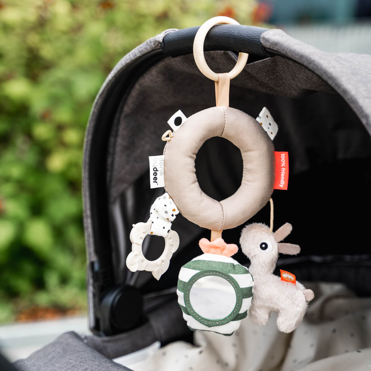 Done by Deer pakabinamas žaislas - veiklos ratas Lalee Sand