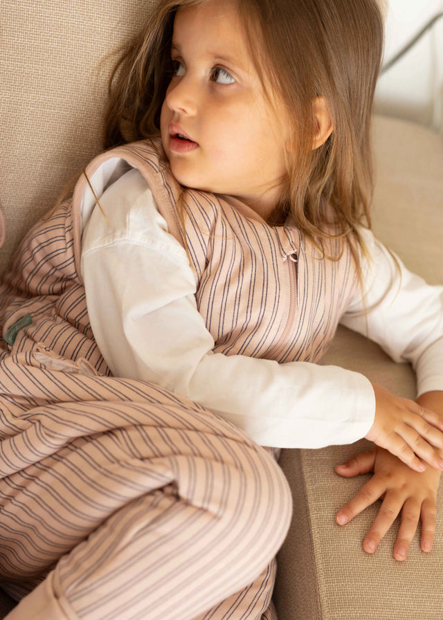 Molis&Co pižama - miegmaišis su kojytėmis ir atverčiamomis kojinėmis TOG 2.5 Navy and Pink Stripes