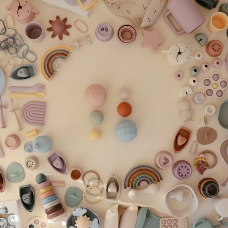 Mushie hariv mänguasja tassitorn – retrovärvid (retro)