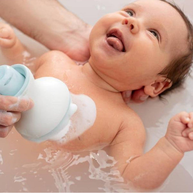 Momcozy kūdikio galvos plovimo rinkinys su talpa šampūnui ir putų pompa, žalias