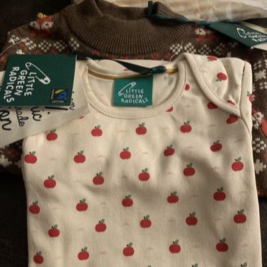 Mazo zaļo radikāļu "Ābols manā acī" organiskās kokvilnas T-krekls