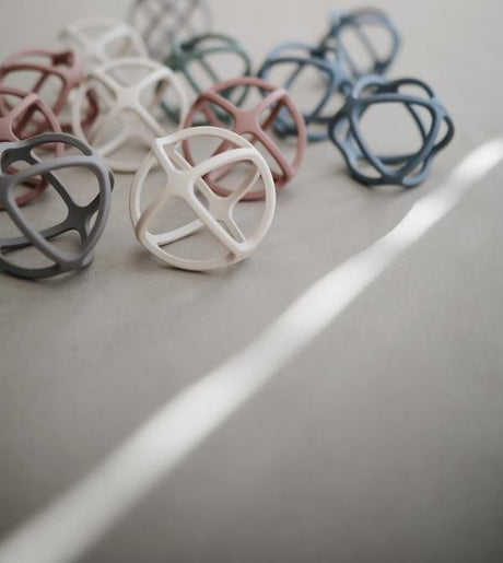 Mushie silikona košļājamā bumbiņa Tradewinds