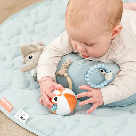 Pilvuko laikas (tummy time): kodėl jis toks svarbus ir kaip pradėti be ašarų