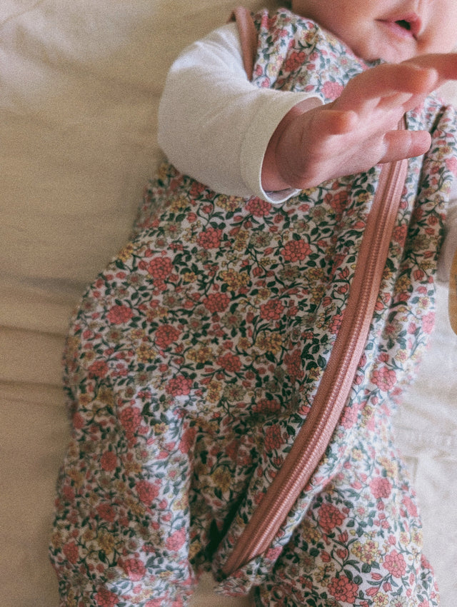 Molis&Co pižama - miegmaišis su kojytėmis ir atverčiamomis kojinėmis TOG 1 Peony