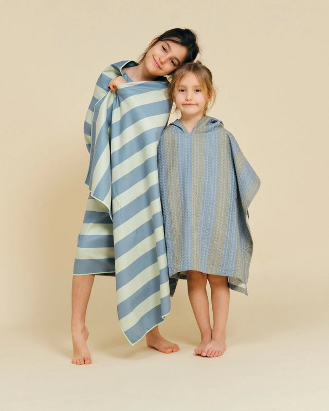 Molis&Co mikropluošto paplūdimio rankšluostis Green & Blue Stripes