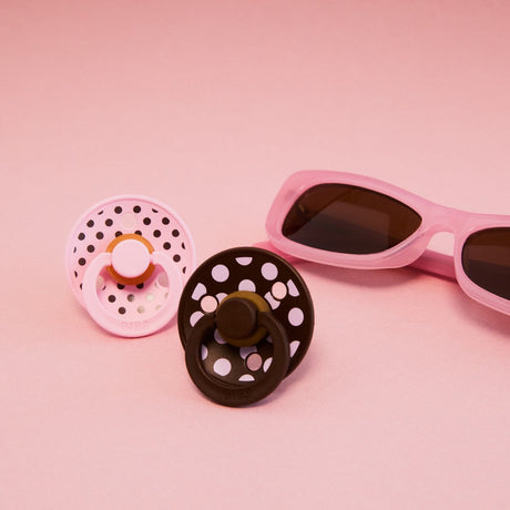 BIBS Studio Collection Polka Dots čiulptukų rinkinys 2 dydis (6 - 18 mėn.) Baby Pink / Mocha