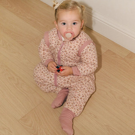 Molis&Co pižama - miegmaišis su rankovėmis, kojytėmis ir atverčiamomis kojinėmis TOG 2.5 Misty Rose