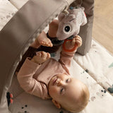 Done by Deer pakabinamas sensorinis lavinamasis žaislas „Pigee“