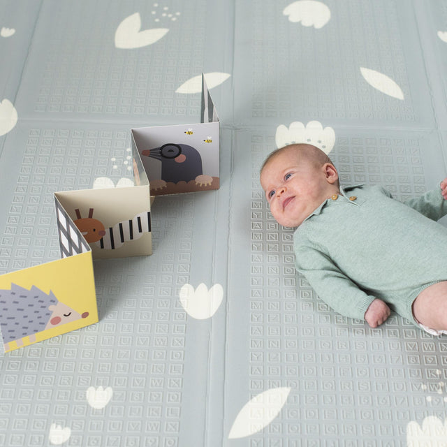 Taf Toys dvipusis vandeniui atsparus putų kilimėlis Urban Garden, 150 × 200 su knygele