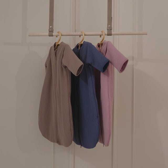 Meyco Baby Studio miegmaišis su kojytėmis, nusegamomis rankovėmis ir atverčiamomis kojinėmis TOG 2.5 Purple Pink
