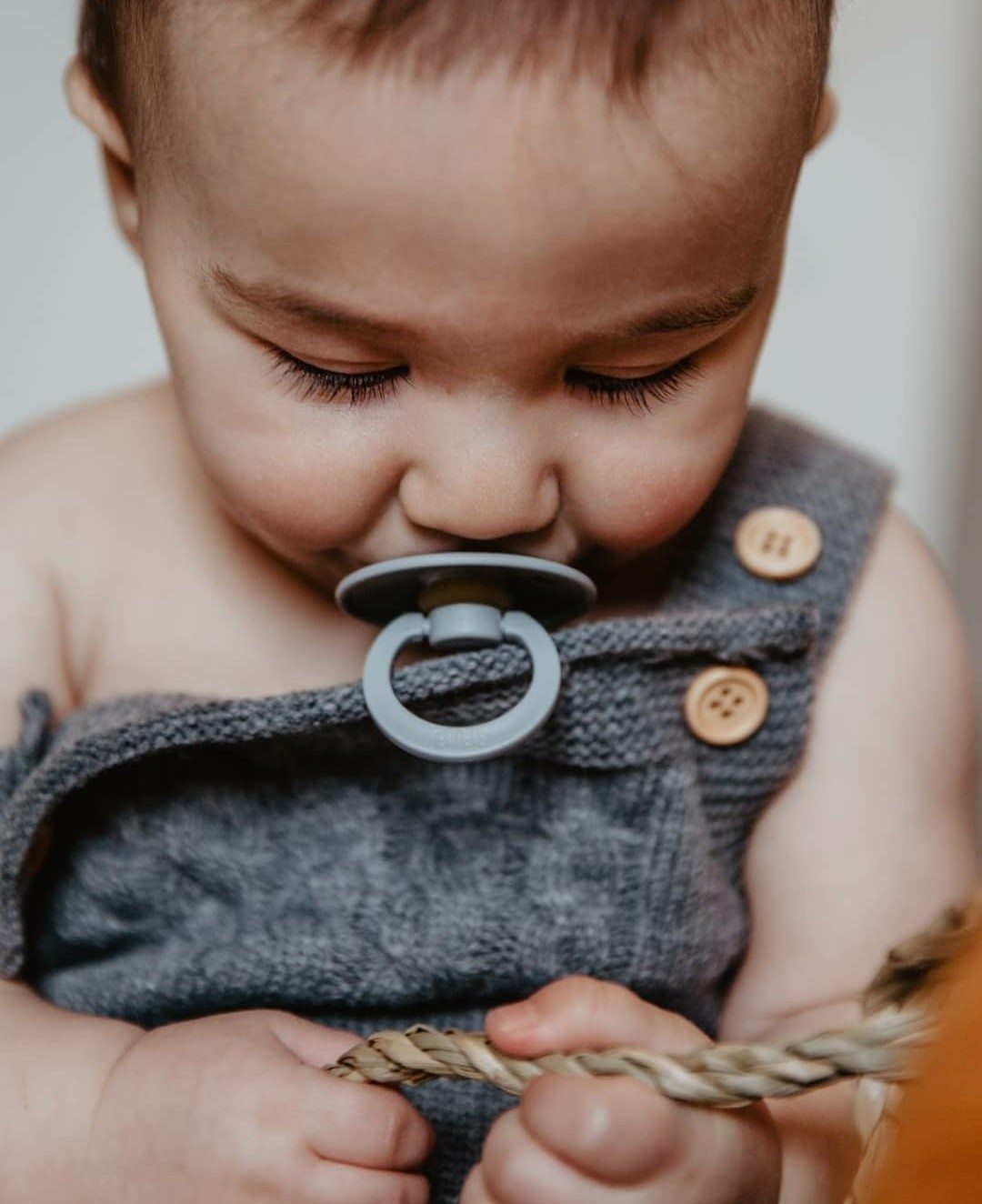 BIBS knupīša komplekts 2. izmērs (6 - 18 mēneši) Anatomical Baby Blue / Benzīns 