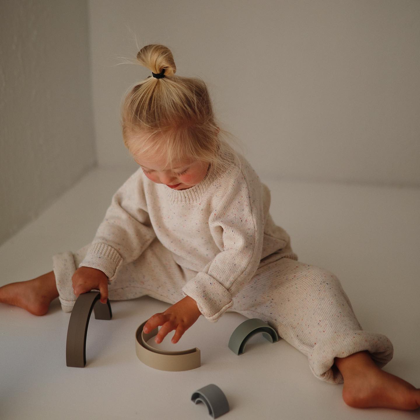 Mushie lavinamasis žaislas vaivorykštės bokštas Sol