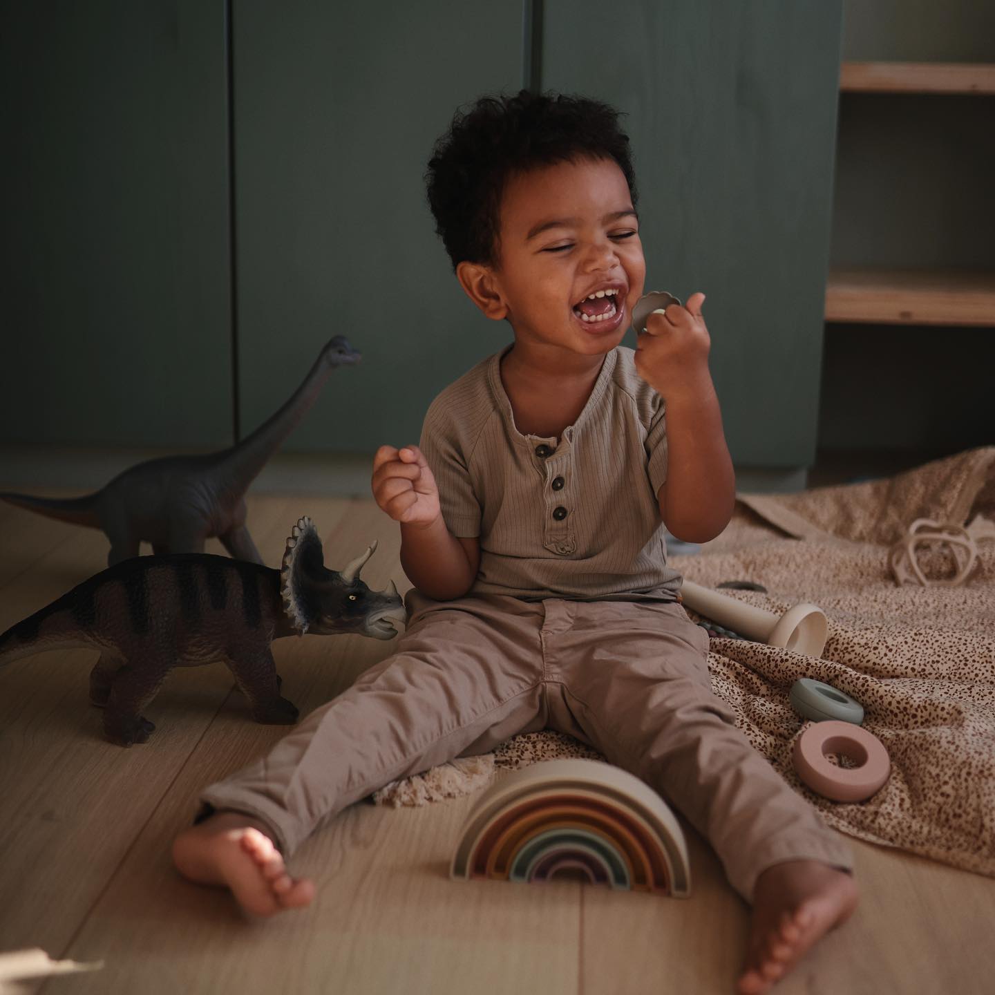 Mushie lavinamasis žaislas vaivorykštės bokštas Sol