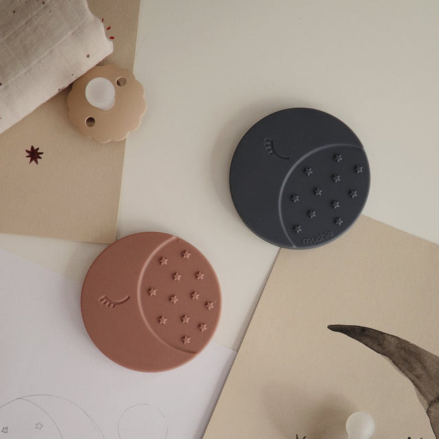 Mushie kramtukas Moon (Iron)