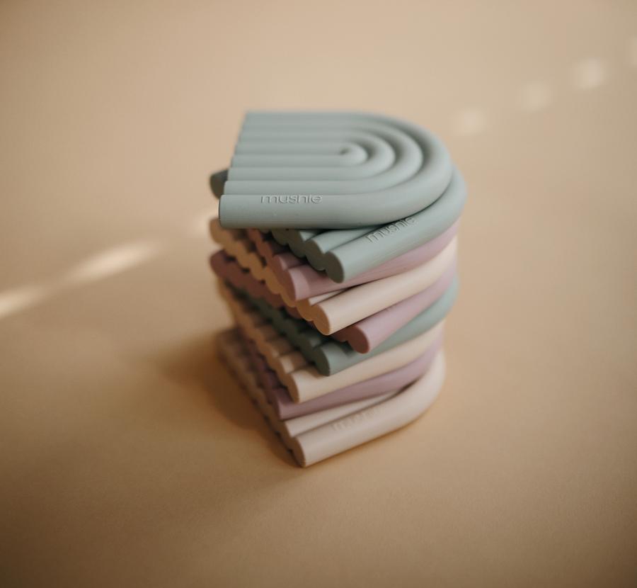 Mushie kramtukas melsva vaivorykštė (Cambridge Blue)