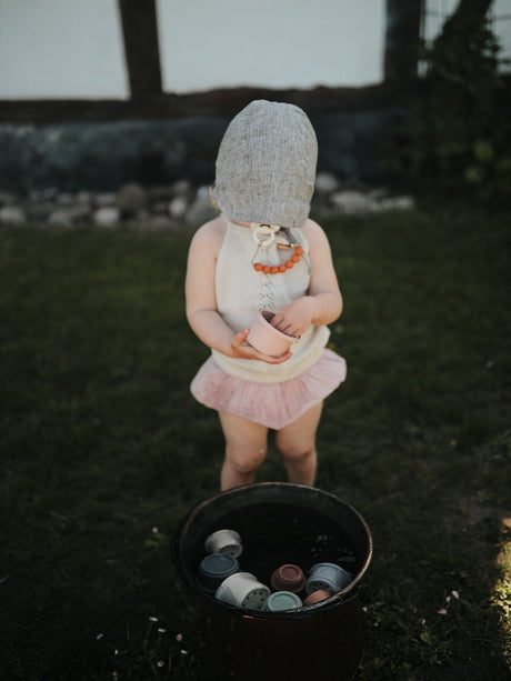 Mushie lavinamasis žaislas puodelių bokštas - Pagrindinės spalvos (Original)