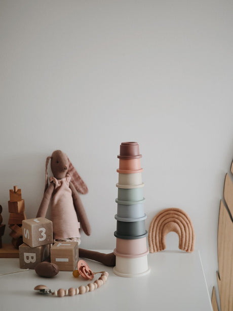 Mushie lavinamasis žaislas puodelių bokštas - Pagrindinės spalvos (Original)