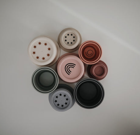 Mushie lavinamasis žaislas puodelių bokštas - Pagrindinės spalvos (Original)