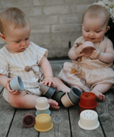 Mushie lavinamasis žaislas puodelių bokštas - Retro spalvos (Retro)
