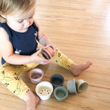 Mushie lavinamasis žaislas puodelių bokštas - Žiedlapių spalvos (Petal)