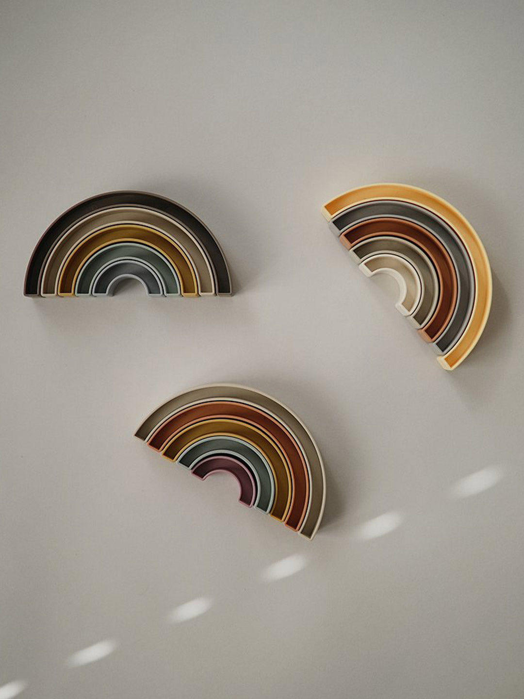 Mushie hariv mänguasi Rainbow Tower Sol 
