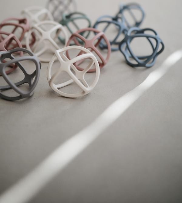 Mushie silikoninis kramtukas kamuolys Shifting Sand