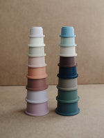 Mushie lavinamasis žaislas puodelių bokštas - Žiedlapių spalvos (Petal)